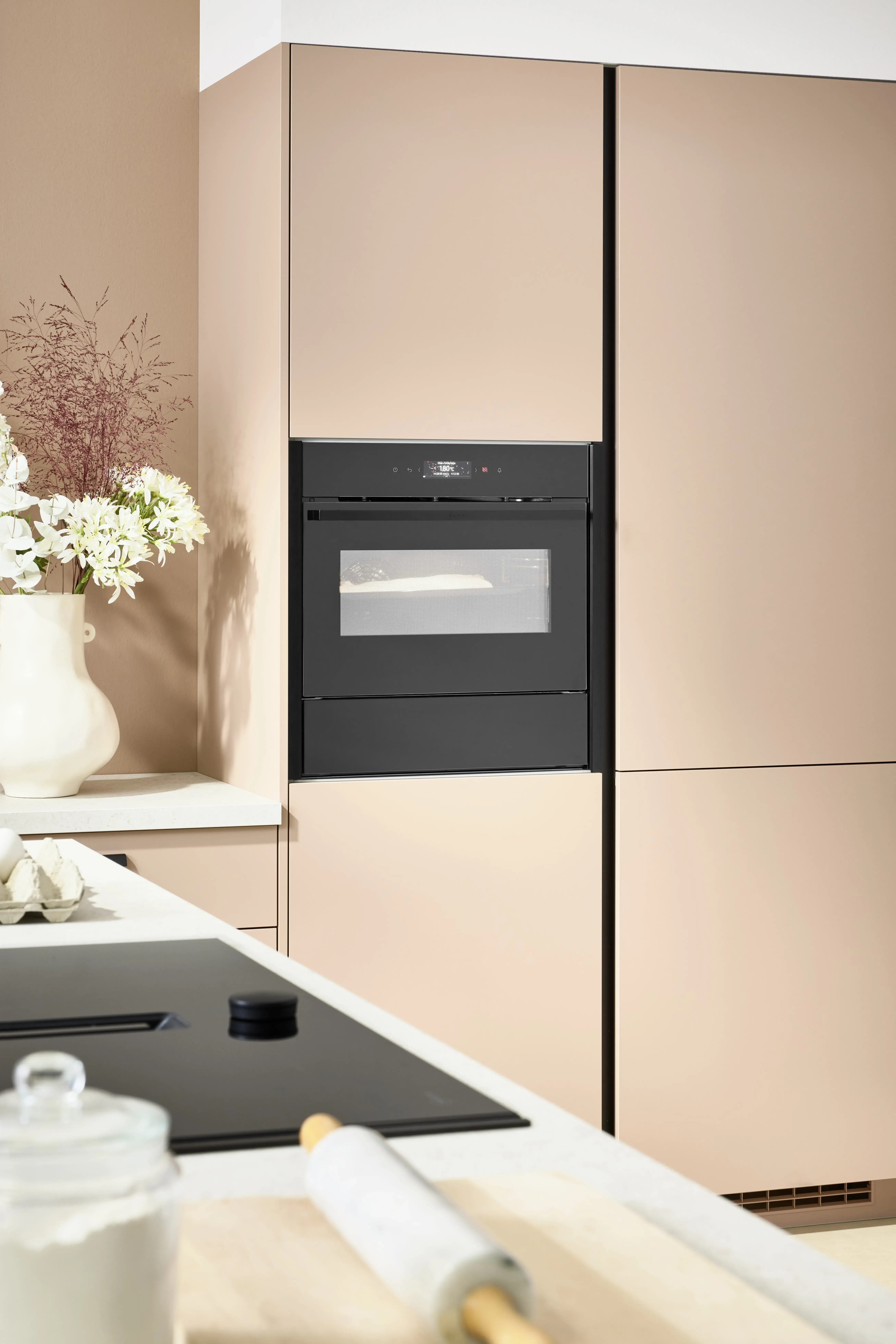 NOBILIA Koralle mit Neff Geräten - Fokus auf Backofen mit Wärmeschublade, Touchbedienung